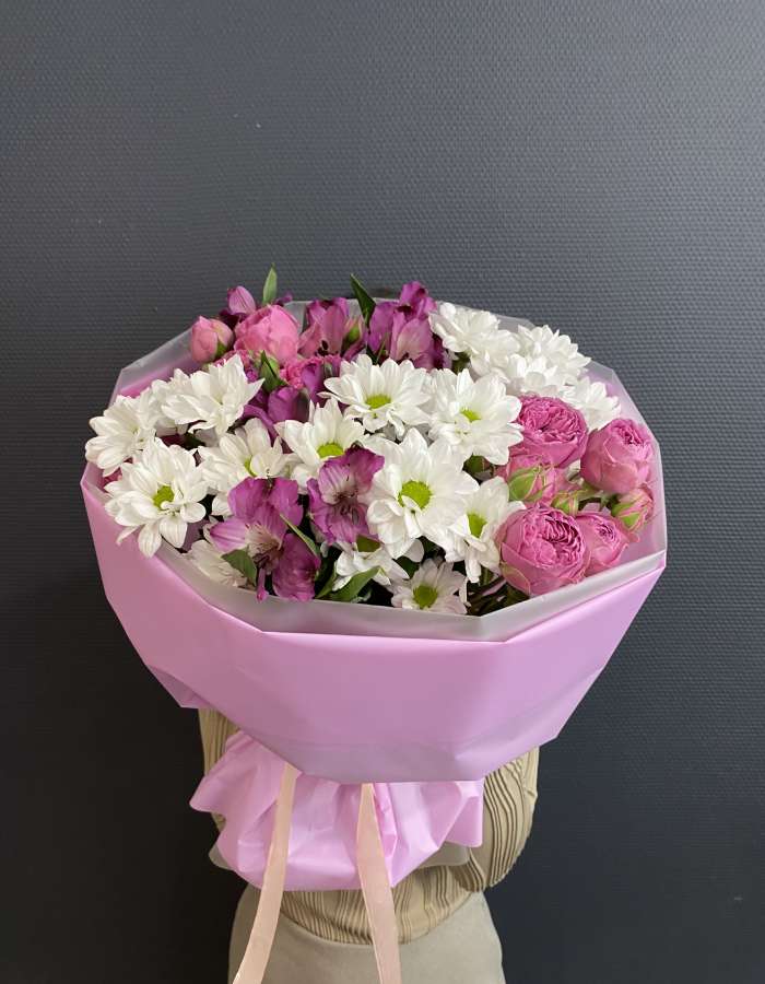 Букет из кустовых роз и хризантем "Сумерки"