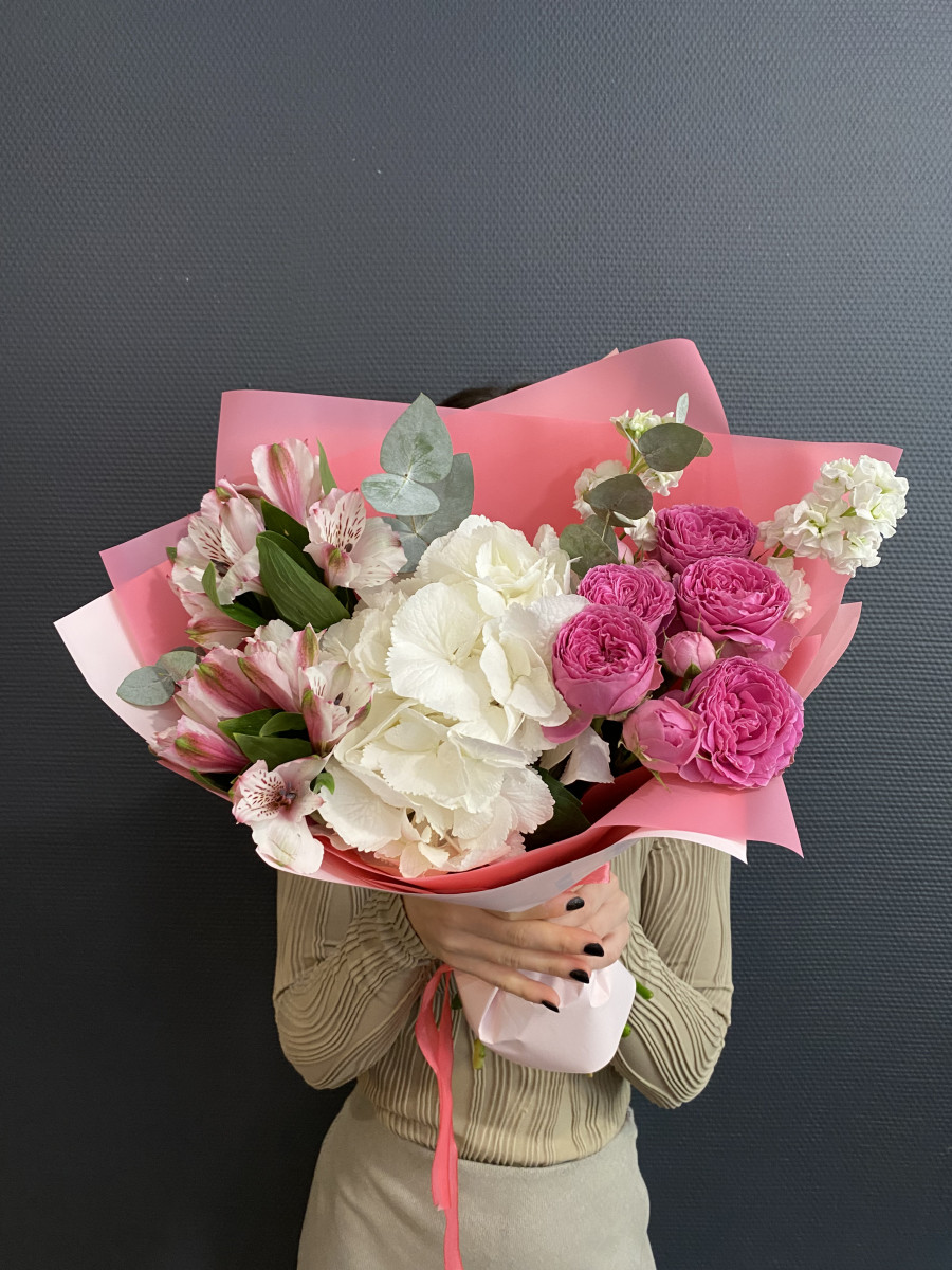 Букет из альстромерии и кустовых роз "Свидание"