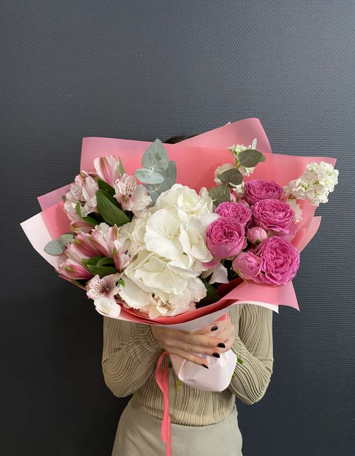 Букет из альстромерии и кустовых роз "Свидание"