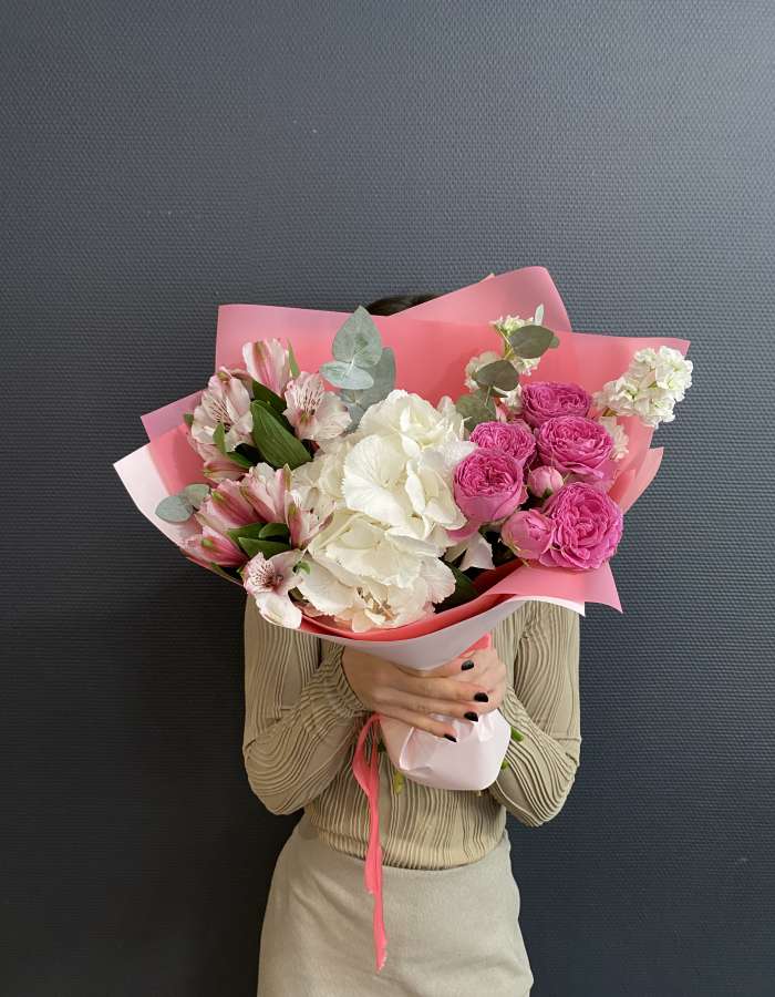 Букет из альстромерии и кустовых роз "Свидание"