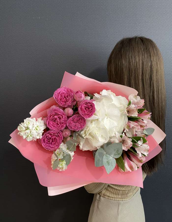 Букет из альстромерии и кустовых роз "Свидание"