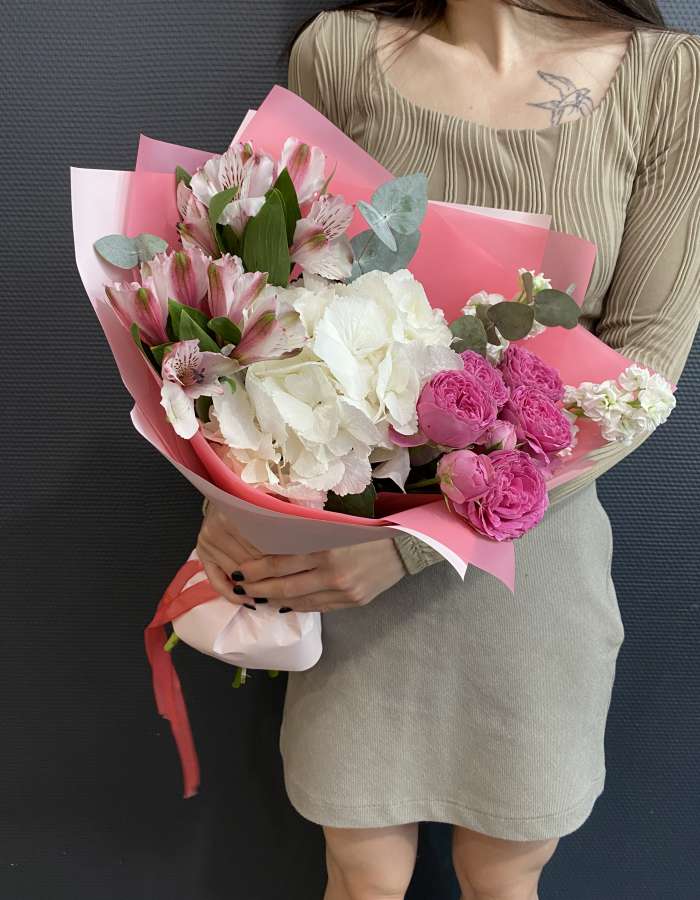 Букет из альстромерии и кустовых роз "Свидание"