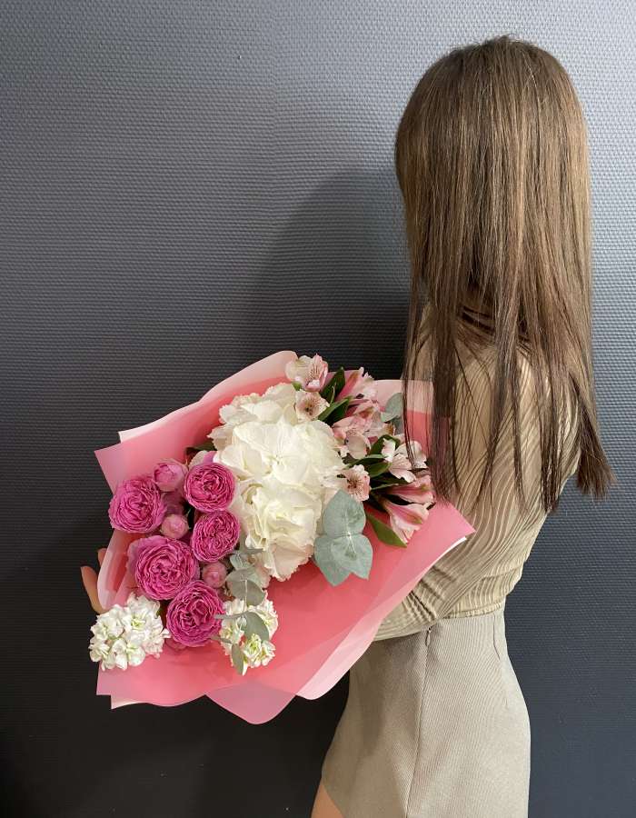 Букет из альстромерии и кустовых роз "Свидание"