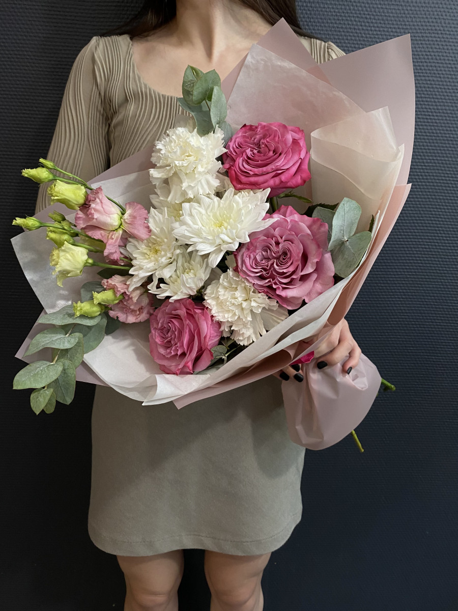 Букет из хризантем и пионовидных роз "Навстречу мечте"