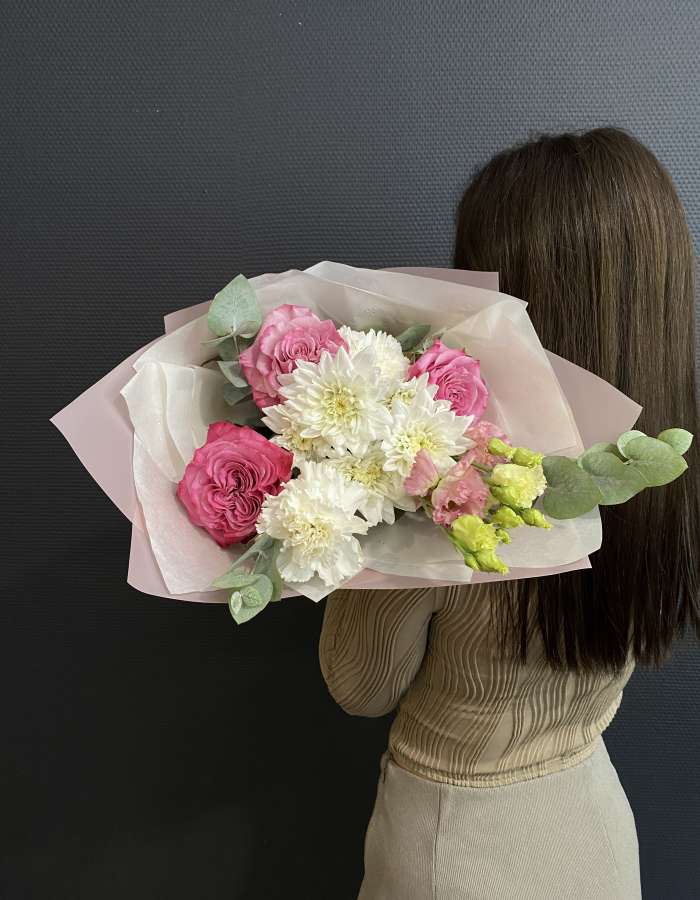 Букет из хризантем и пионовидных роз "Навстречу мечте"