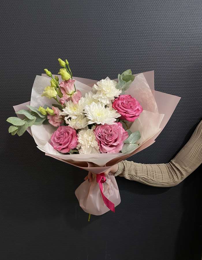 Букет из хризантем и пионовидных роз "Навстречу мечте"