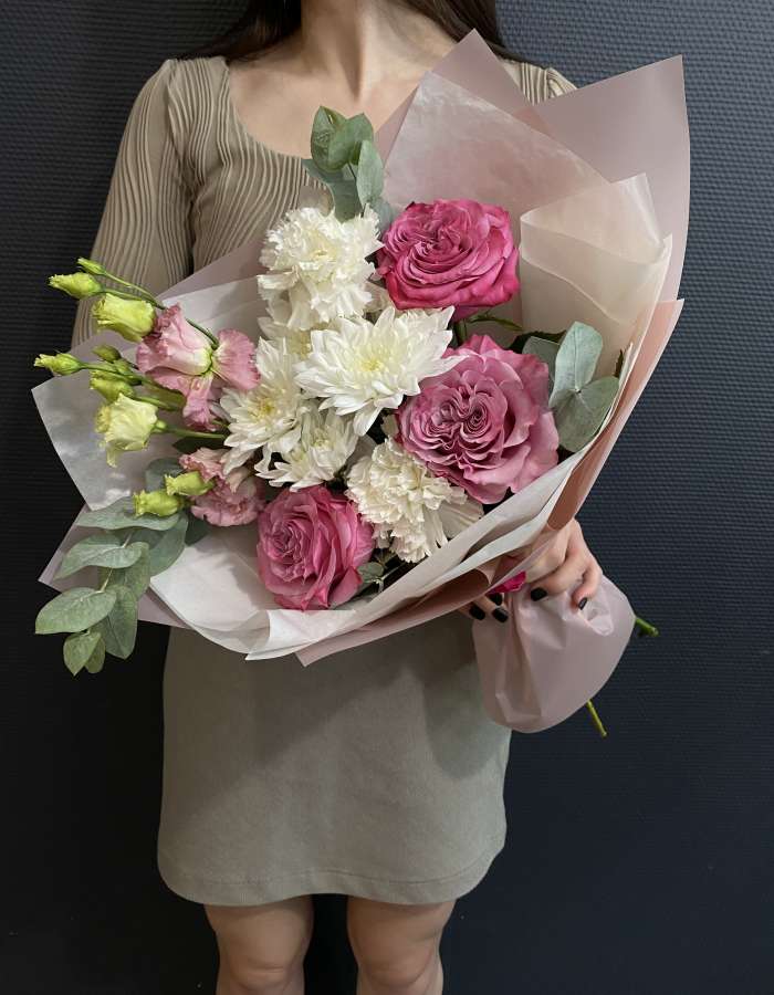 Букет из хризантем и пионовидных роз "Навстречу мечте"