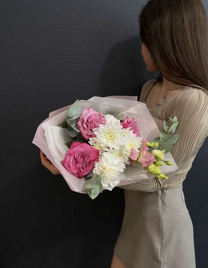 Букет из хризантем и пионовидных роз "Навстречу мечте"