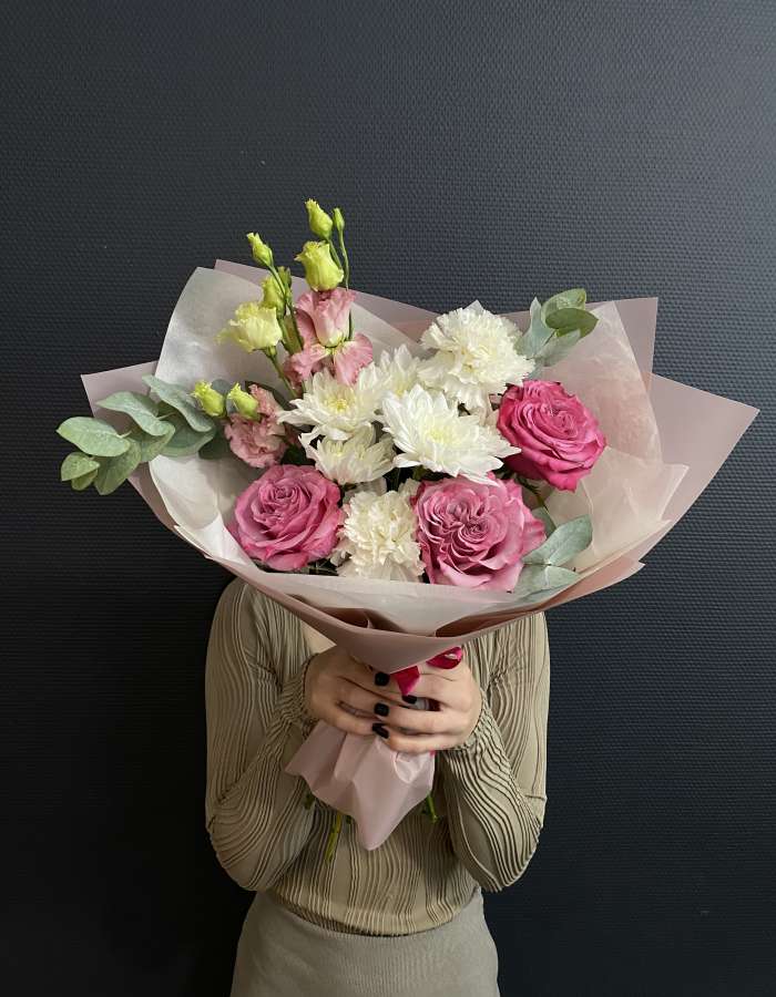 Букет из хризантем и пионовидных роз "Навстречу мечте"