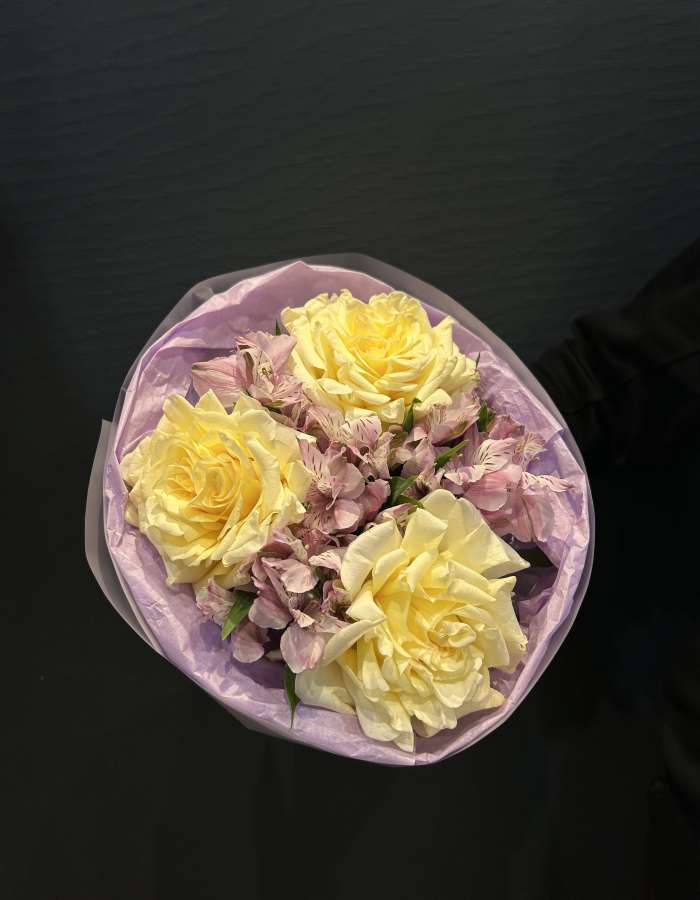 Букет из пионовидных роз и альстромерии "Нежные Объятия"