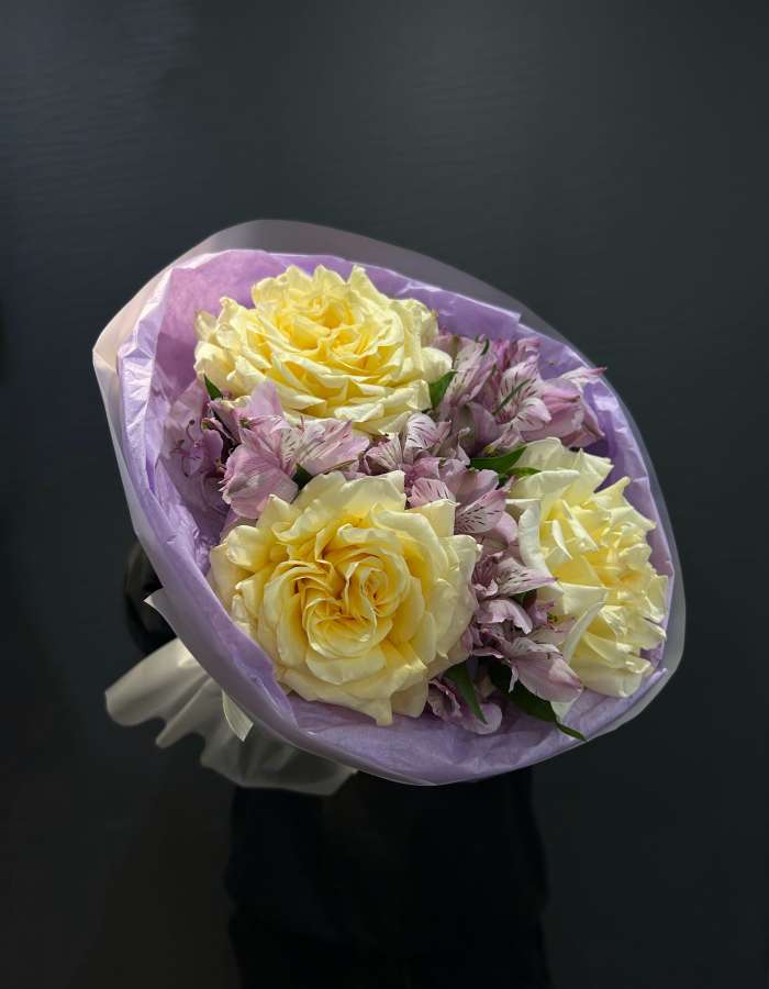 Букет из пионовидных роз и альстромерии "Нежные Объятия"