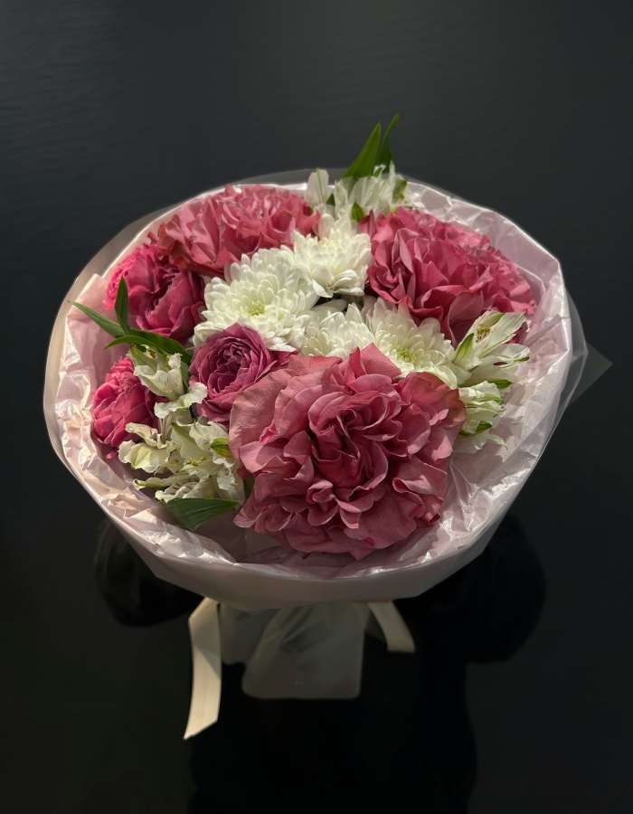 Букет из пионовидных роз и хризантем "Офелия"