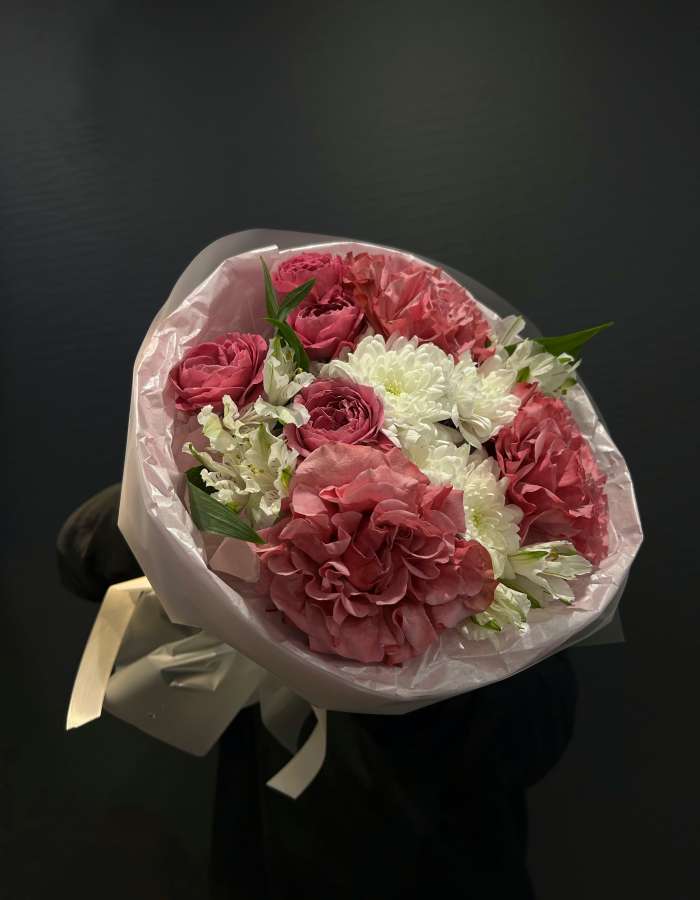 Букет из пионовидных роз и хризантем "Офелия"