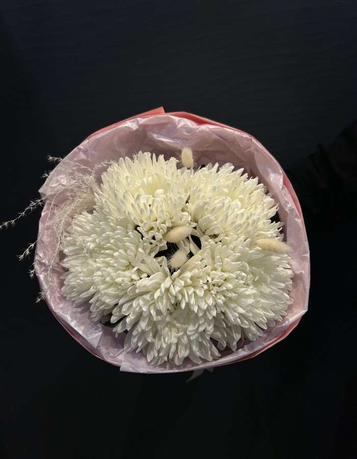 Букет из хризантем сорта Антонов и сухоцветов "Невинность"