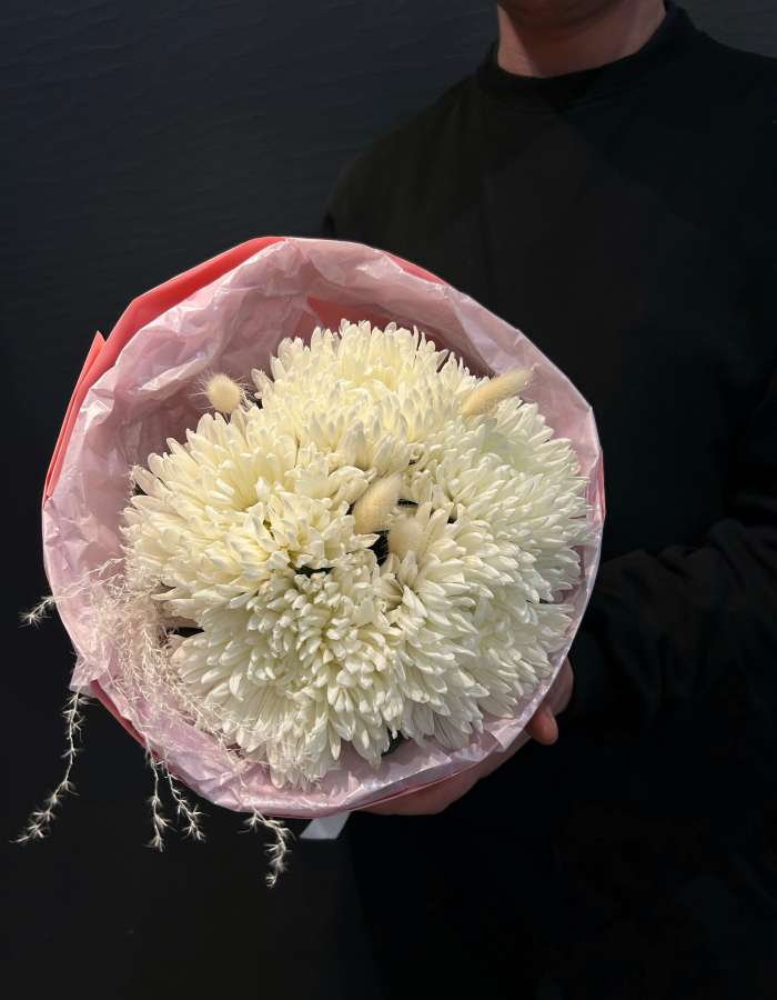 Букет из хризантем сорта Антонов и сухоцветов "Невинность"