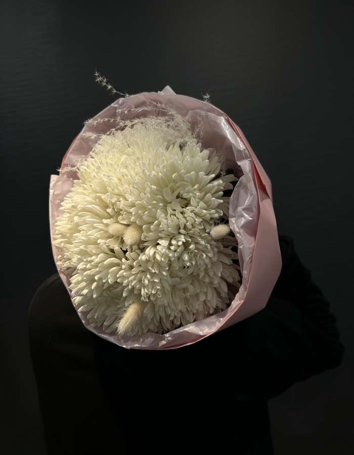 Букет из хризантем сорта Антонов и сухоцветов "Невинность"