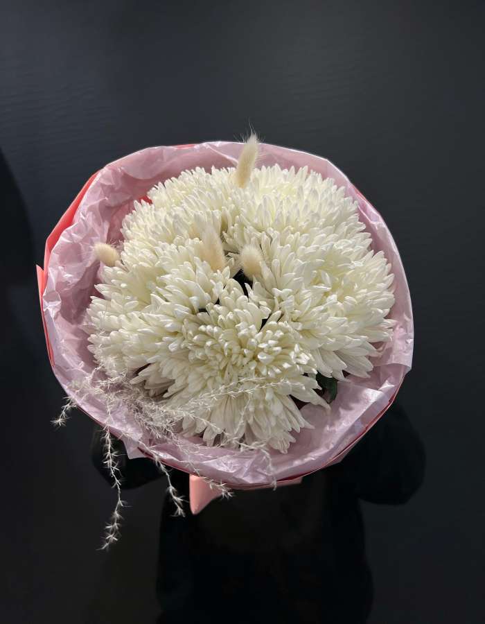 Букет из хризантем сорта Антонов и сухоцветов "Невинность"