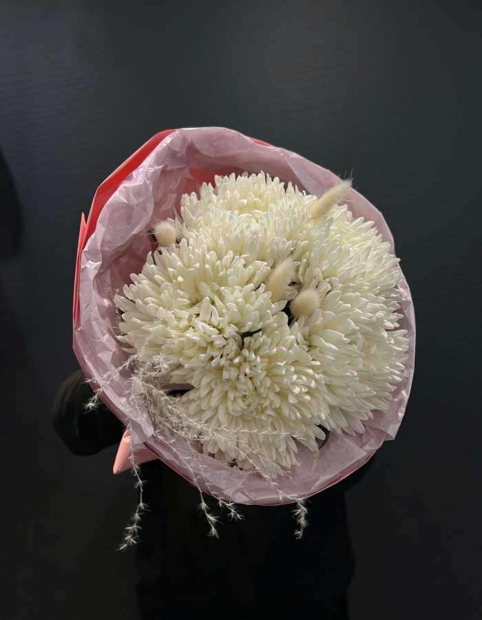 Букет из хризантем сорта Антонов и сухоцветов "Невинность"