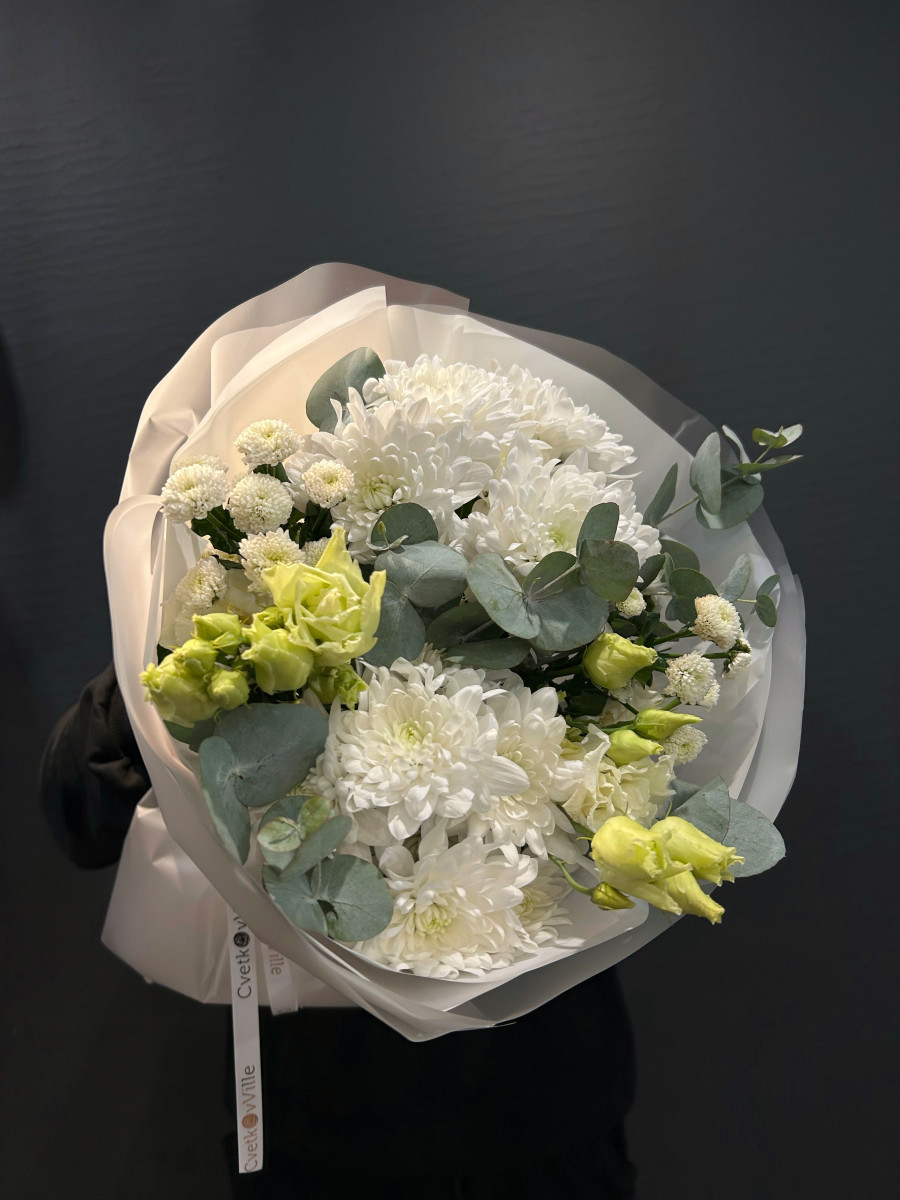 Букет из белых хризантем и эустомы "Андромеда"