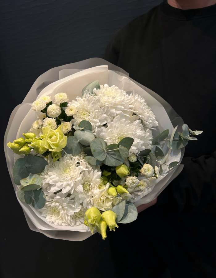 Букет из белых хризантем и эустомы "Андромеда"