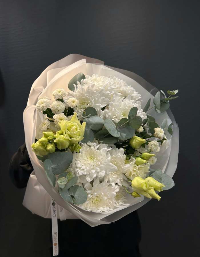 Букет из белых хризантем и эустомы "Андромеда"
