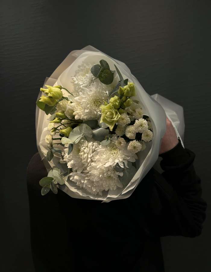 Букет из белых хризантем и эустомы "Андромеда"