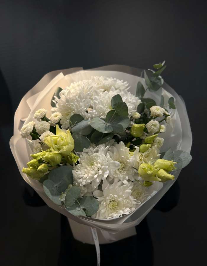 Букет из белых хризантем и эустомы "Андромеда"