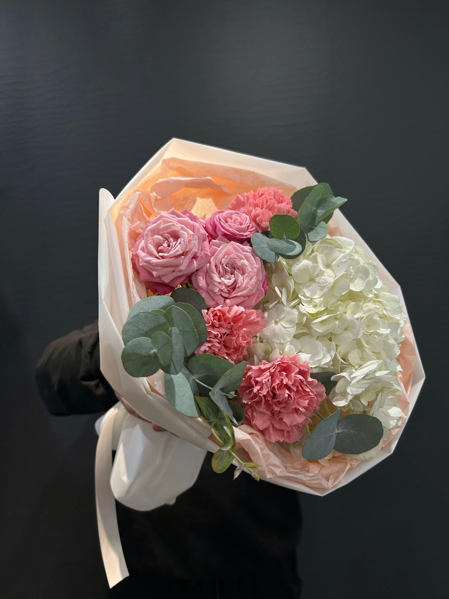 Букет из белой гортензии и диантусов "Головокружение"