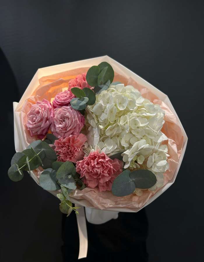 Букет из белой гортензии и диантусов "Головокружение"