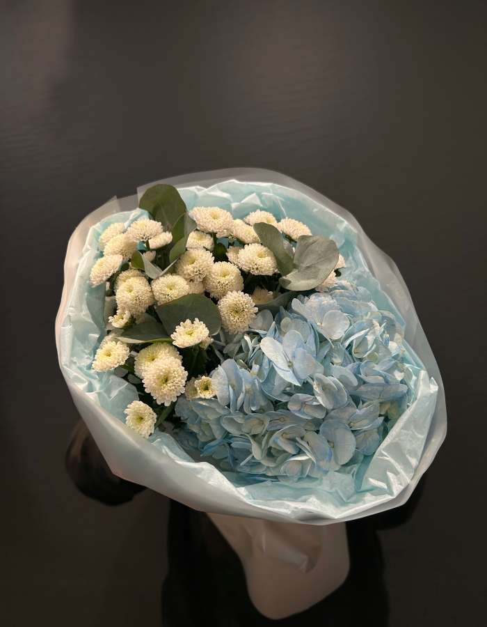 Букет из голубой гортензии и хризантем сорта сантини "Аура"