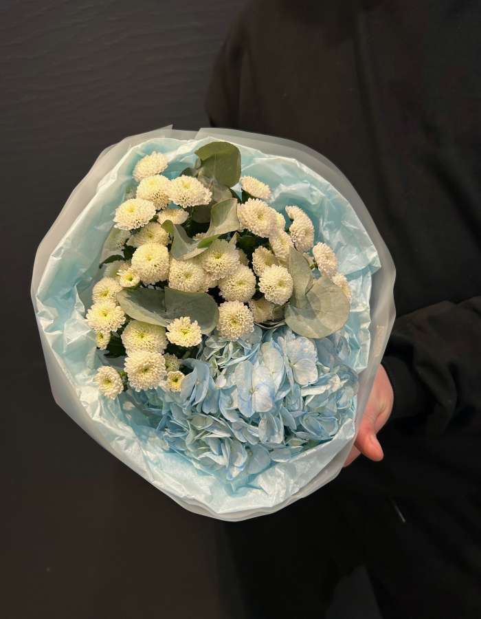 Букет из голубой гортензии и хризантем сорта сантини "Аура"
