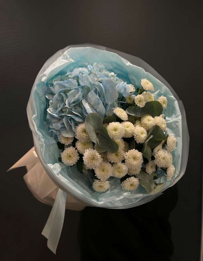 Букет из голубой гортензии и хризантем сорта сантини "Аура"