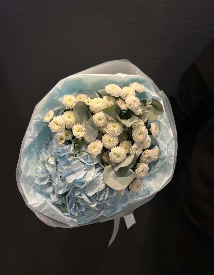 Букет из голубой гортензии и хризантем сорта сантини "Аура"