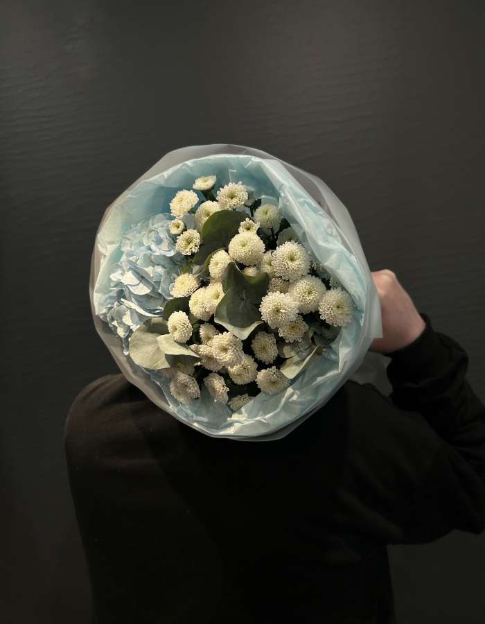 Букет из голубой гортензии и хризантем сорта сантини "Аура"