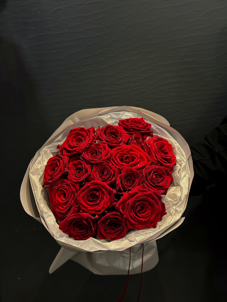 Букет из красных роз сорта Рэд Наоми(Red Naomi) "Яркая любовь"