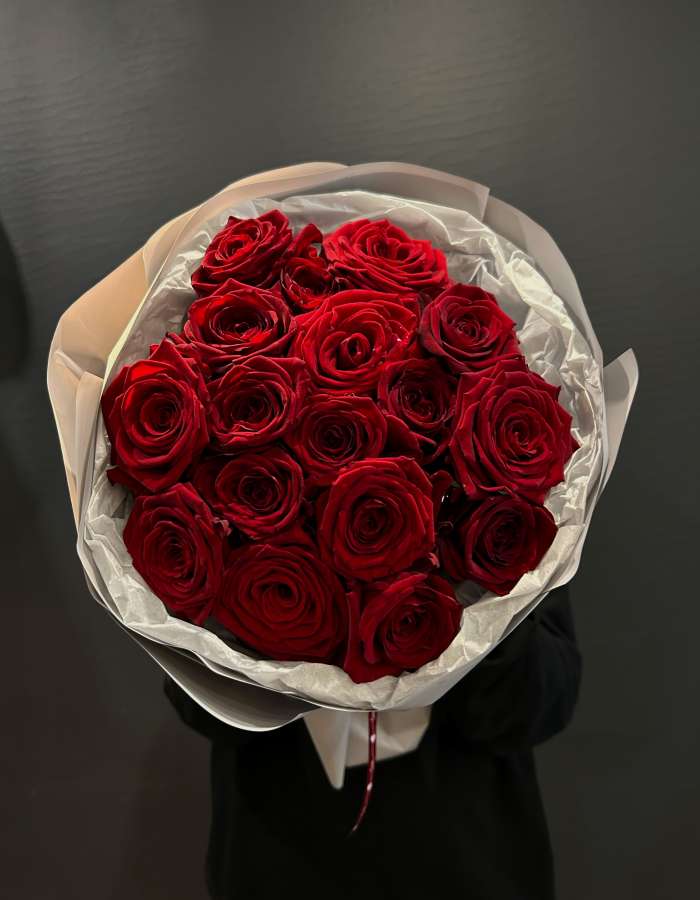 Букет из красных роз сорта Рэд Наоми(Red Naomi) "Яркая любовь"