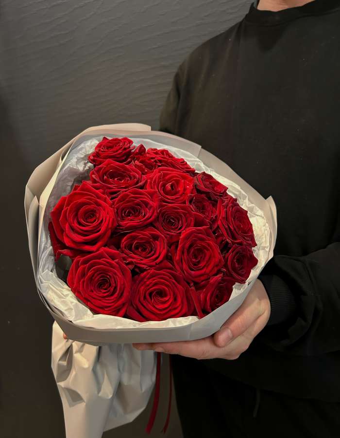 Букет из красных роз сорта Рэд Наоми(Red Naomi) "Яркая любовь"