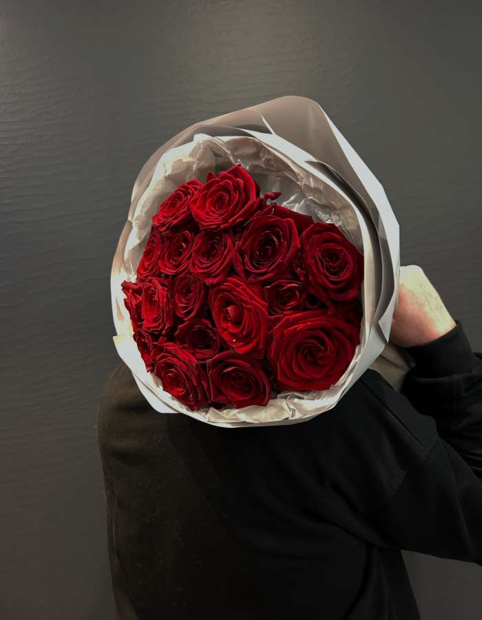 Букет из красных роз сорта Рэд Наоми(Red Naomi) "Яркая любовь"