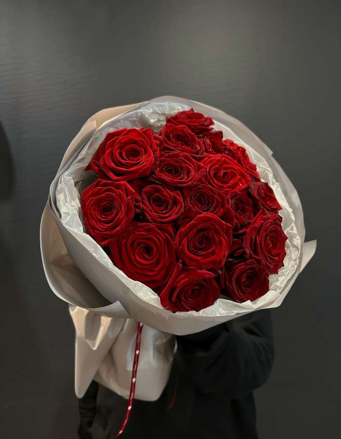 Букет из красных роз сорта Рэд Наоми(Red Naomi) "Яркая любовь"