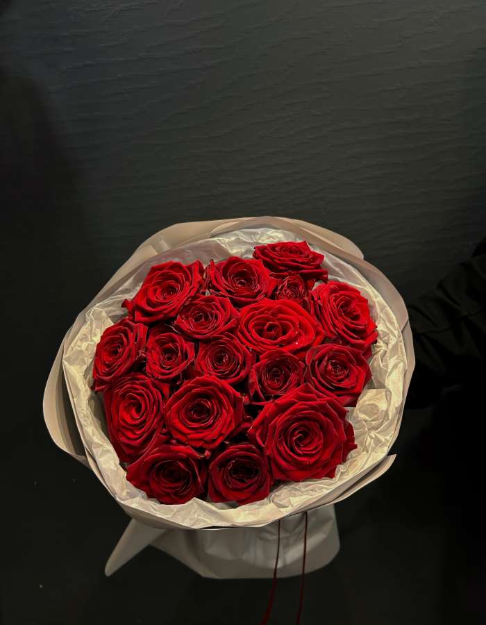 Букет из красных роз сорта Рэд Наоми(Red Naomi) "Яркая любовь"