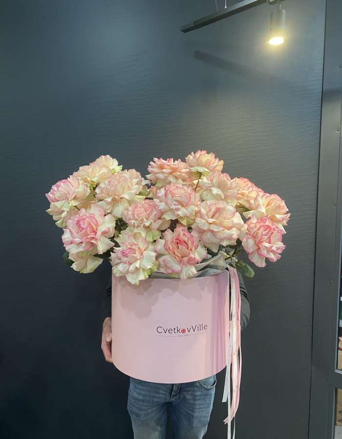 Коробка с розовыми французскими розами "Страстная любовь"