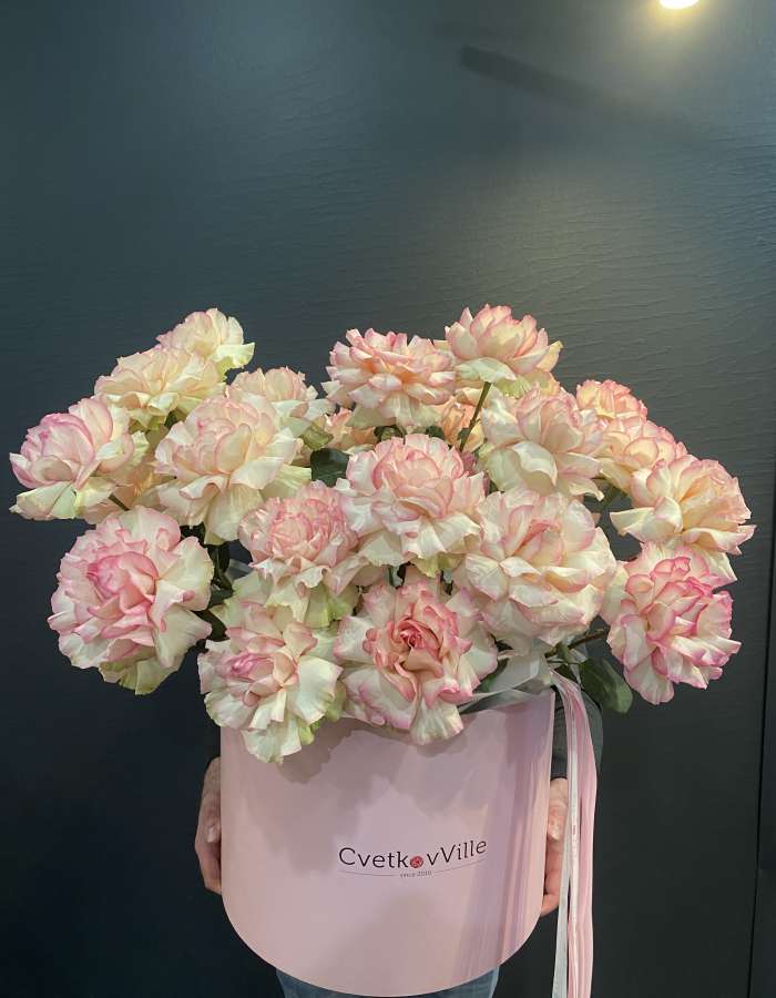 Коробка с розовыми французскими розами "Страстная любовь"