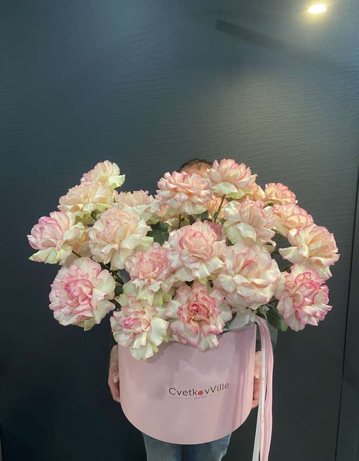 Коробка с розовыми французскими розами "Страстная любовь"