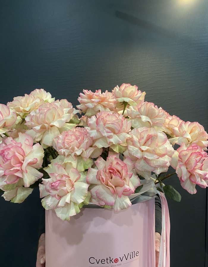 Коробка с розовыми французскими розами "Страстная любовь"