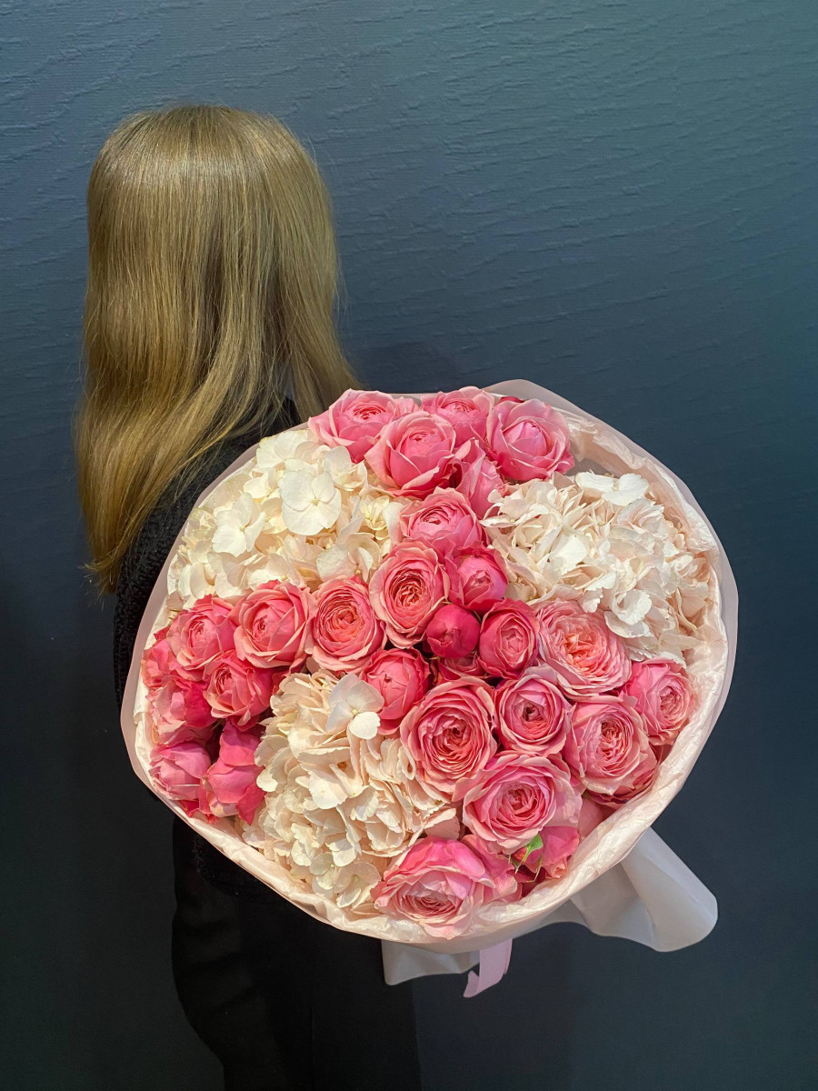 Букет из гортензий и пионовидных кустовых роз "Рандеву"