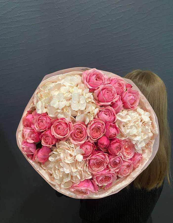 Букет из гортензий и пионовидных кустовых роз "Рандеву"