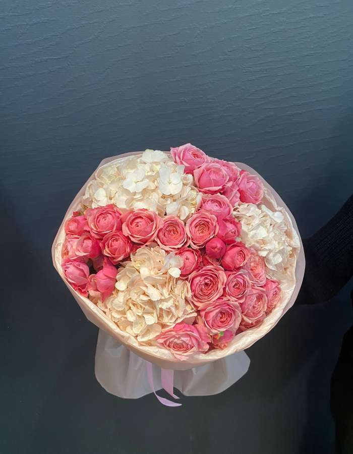 Букет из гортензий и пионовидных кустовых роз "Рандеву"