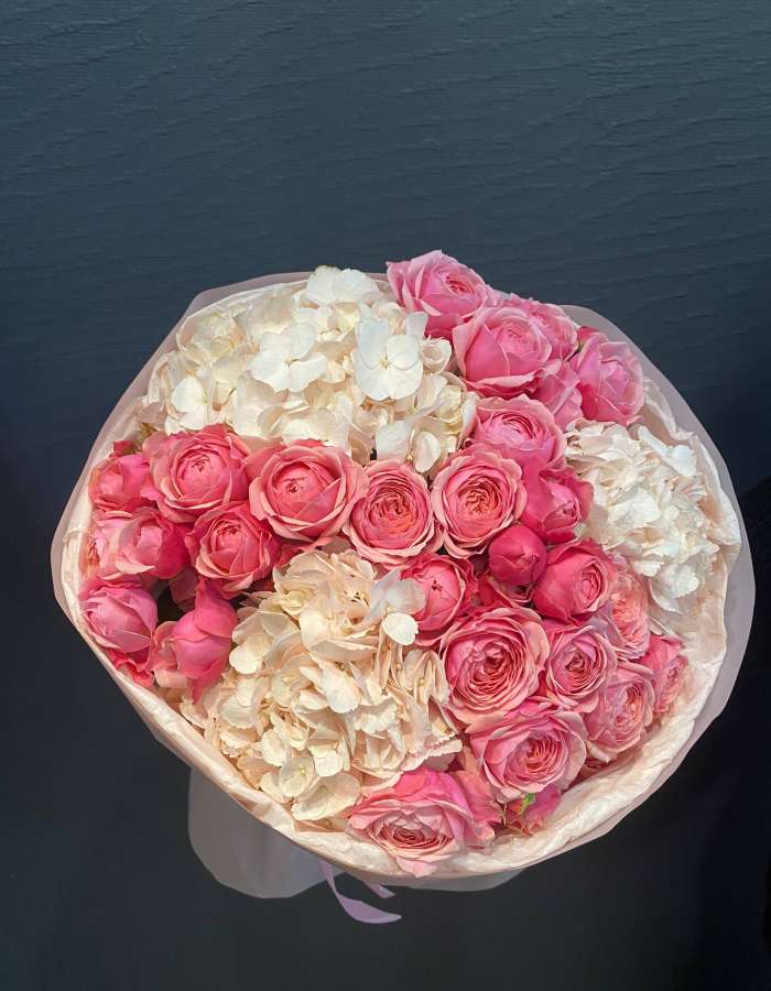 Букет из гортензий и пионовидных кустовых роз "Рандеву"