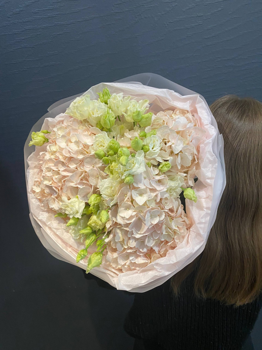 Букет из розовых гортензий и эустомы "Сладкие чувства"