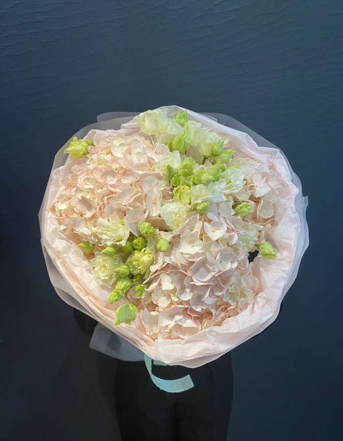 Букет из розовых гортензий и эустомы "Сладкие чувства"